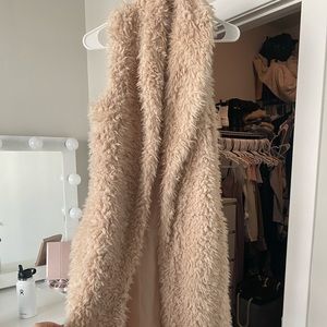 Sleeveless long fur jacket